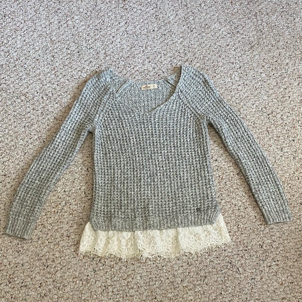 Hollister Long Sleeve Gray V-neck Pullover Sweater with Lace Hem Size XSmall